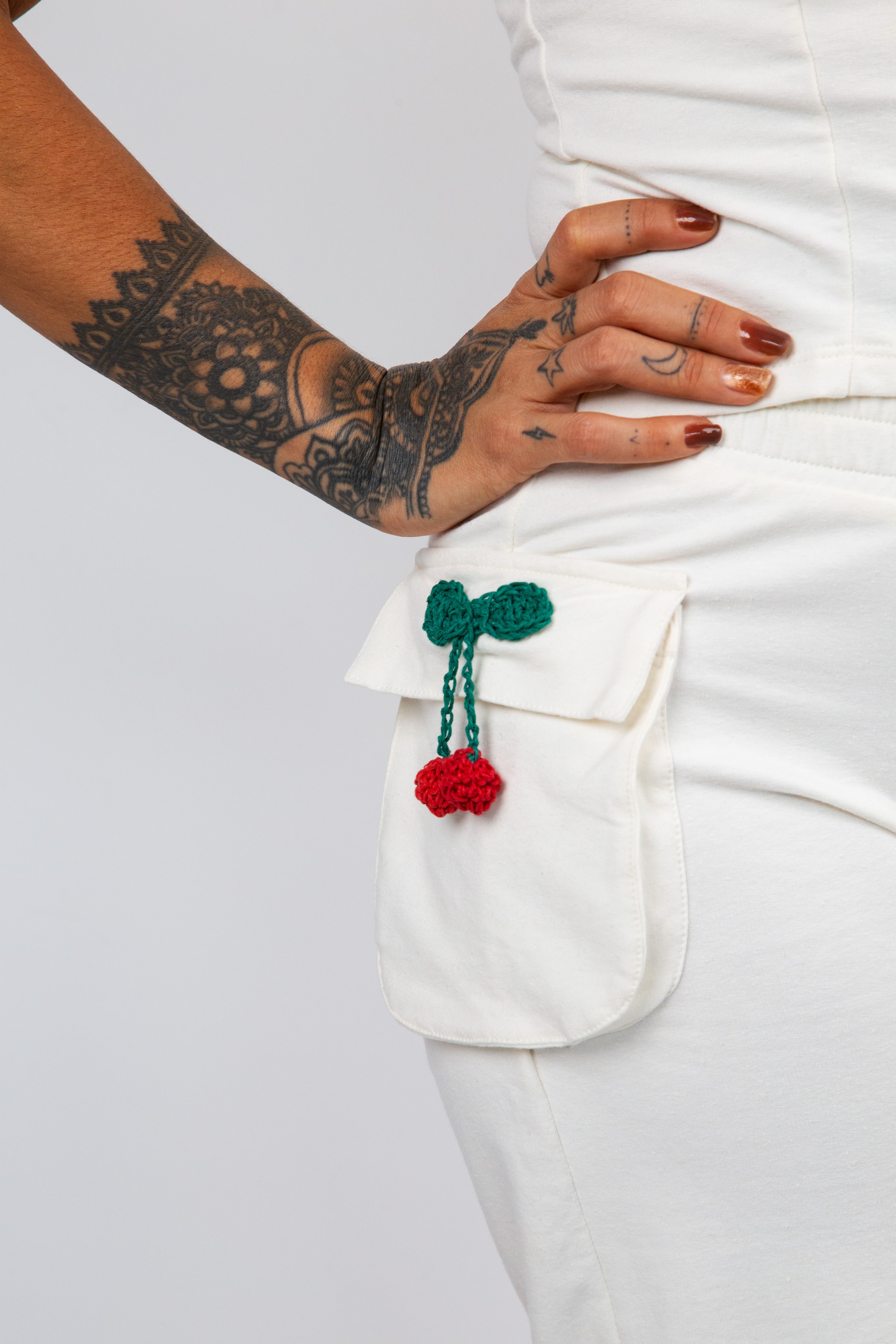 🍒 Pantalón “La cereza del movimiento” – Comodidad consciente con arte natural